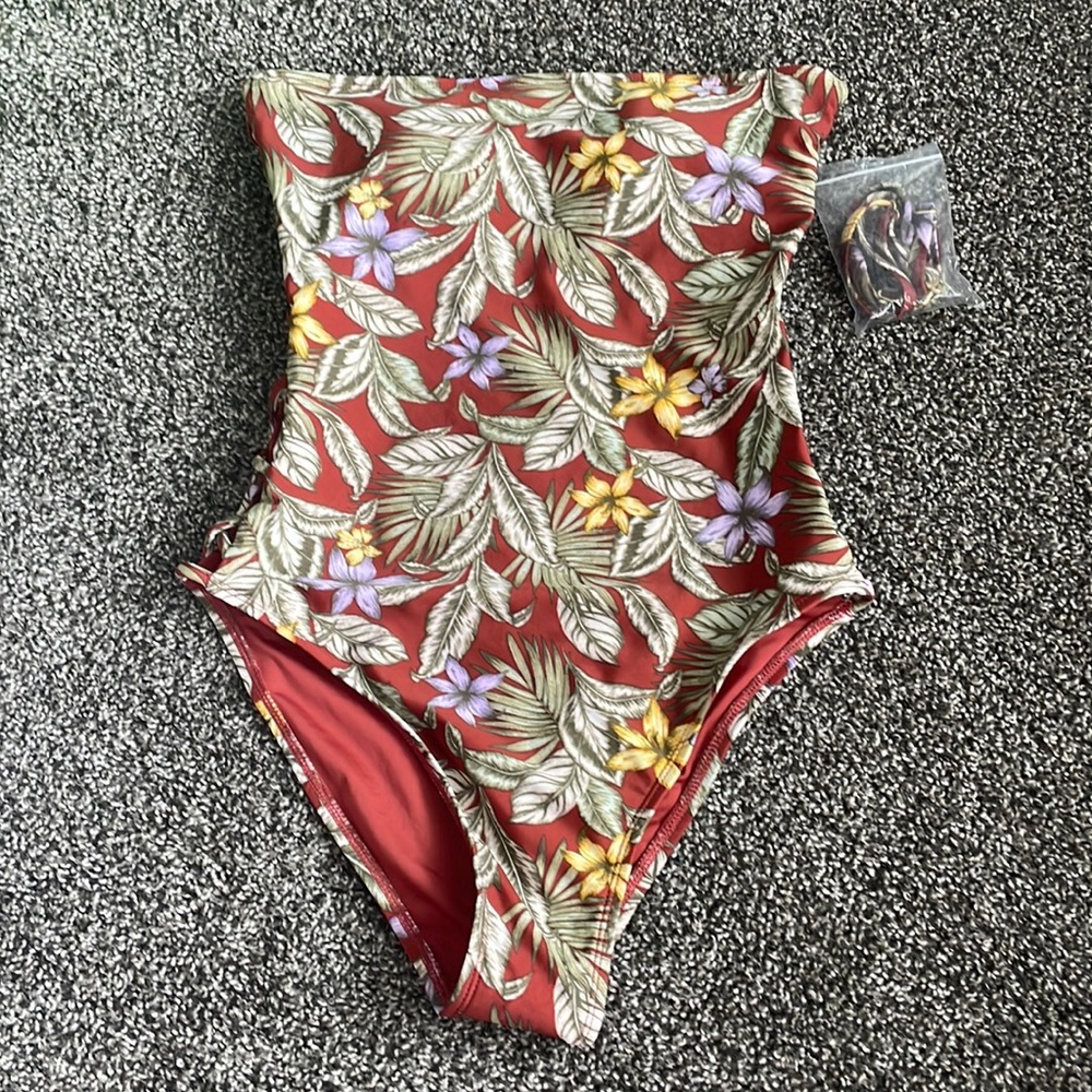 NEVER BEFORE WORN Aero Straples One-Piece Bathing Suit (Straps included) Size M